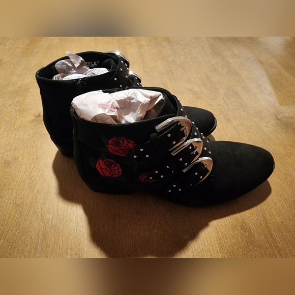 Truffle Collection Rose Embroidered Buckle Western Boot - Picture 3 of 11